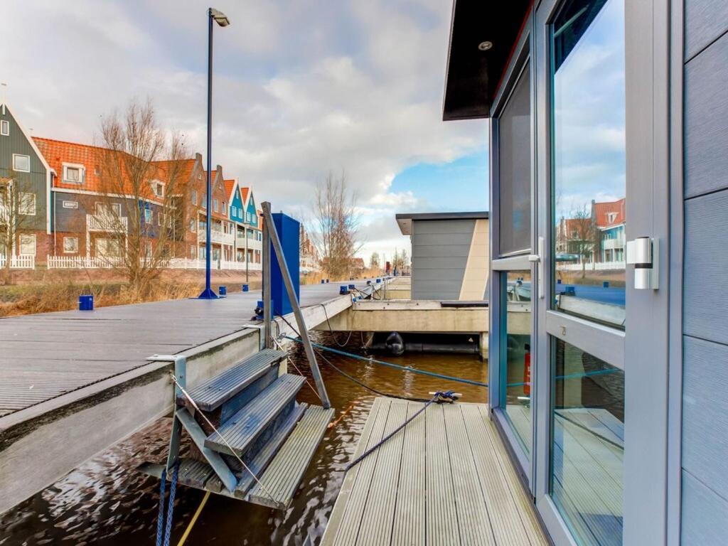 Modern Houseboat In Marina Of Volendam Hotel Exterior photo